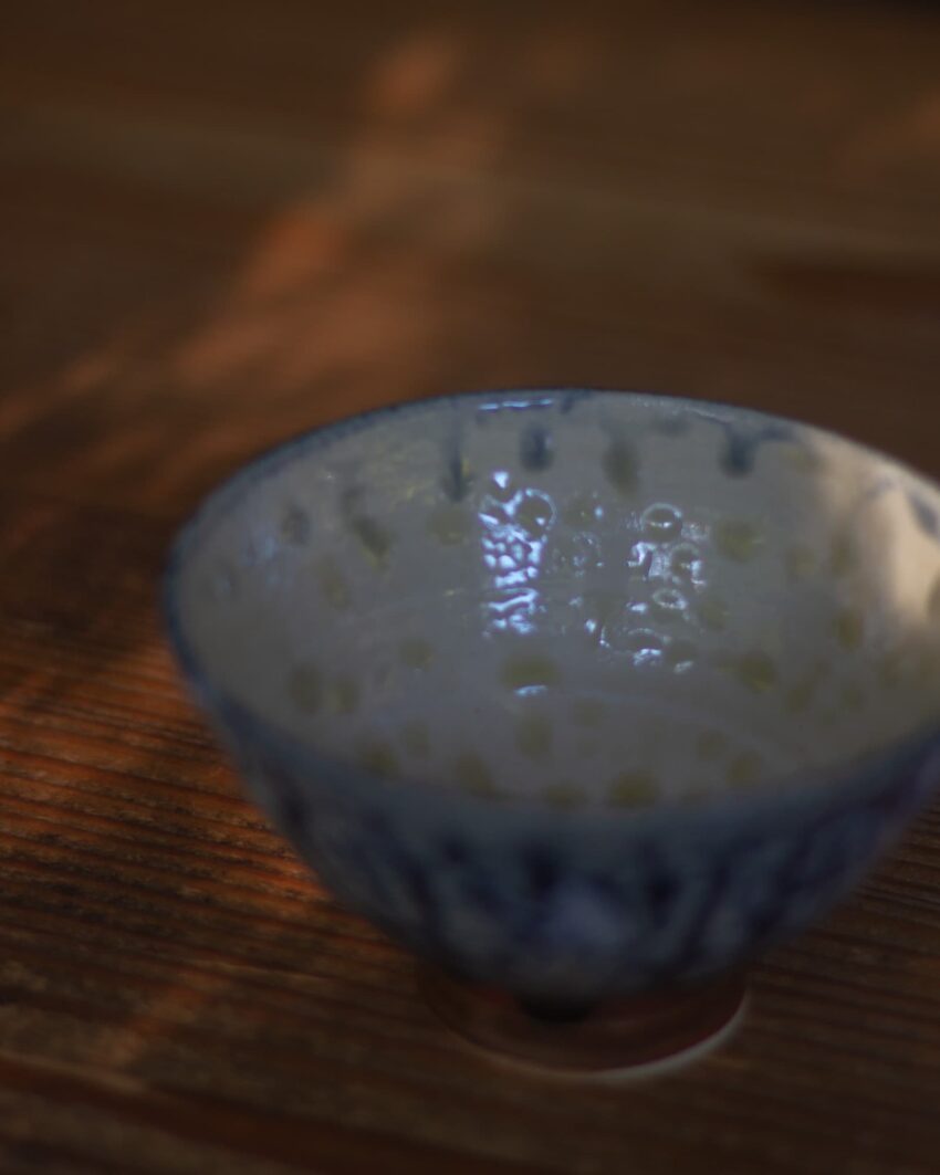 少し遠くからお茶碗を眺める